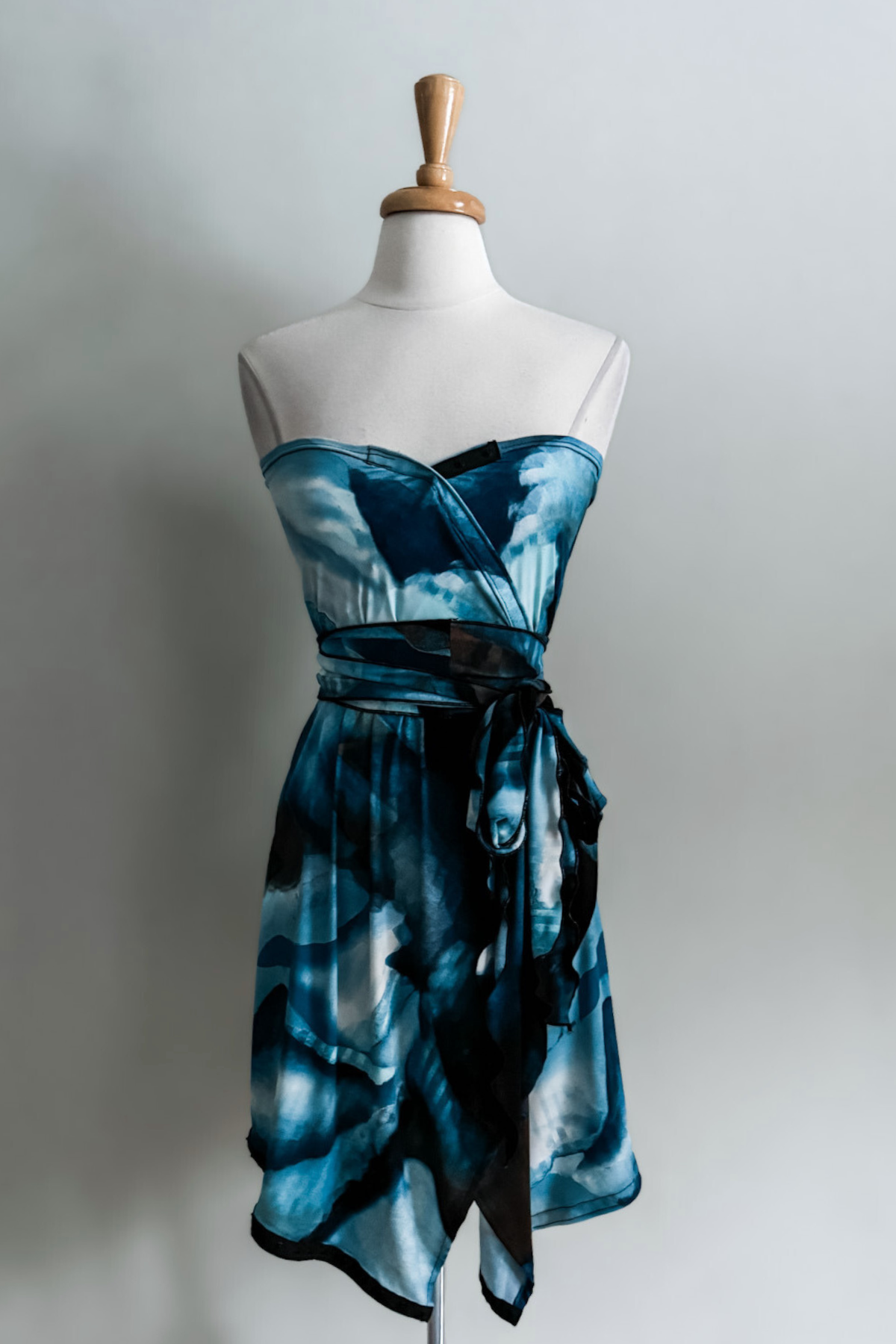 Sea Oasis print Carry-on Cozy on a mannequin against a plain background