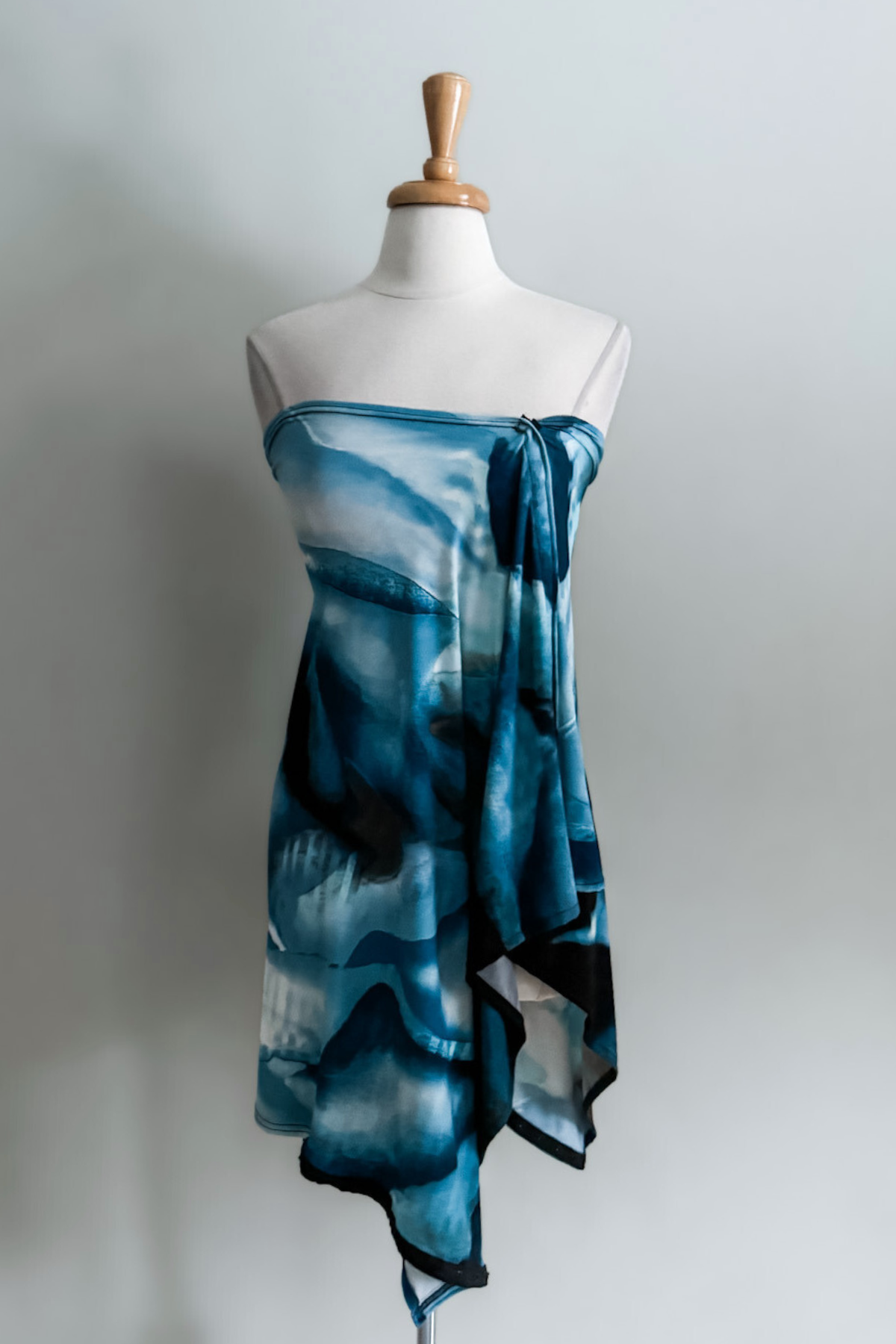 Sea Oasis print Carry-on Cozy on a mannequin against a plain background