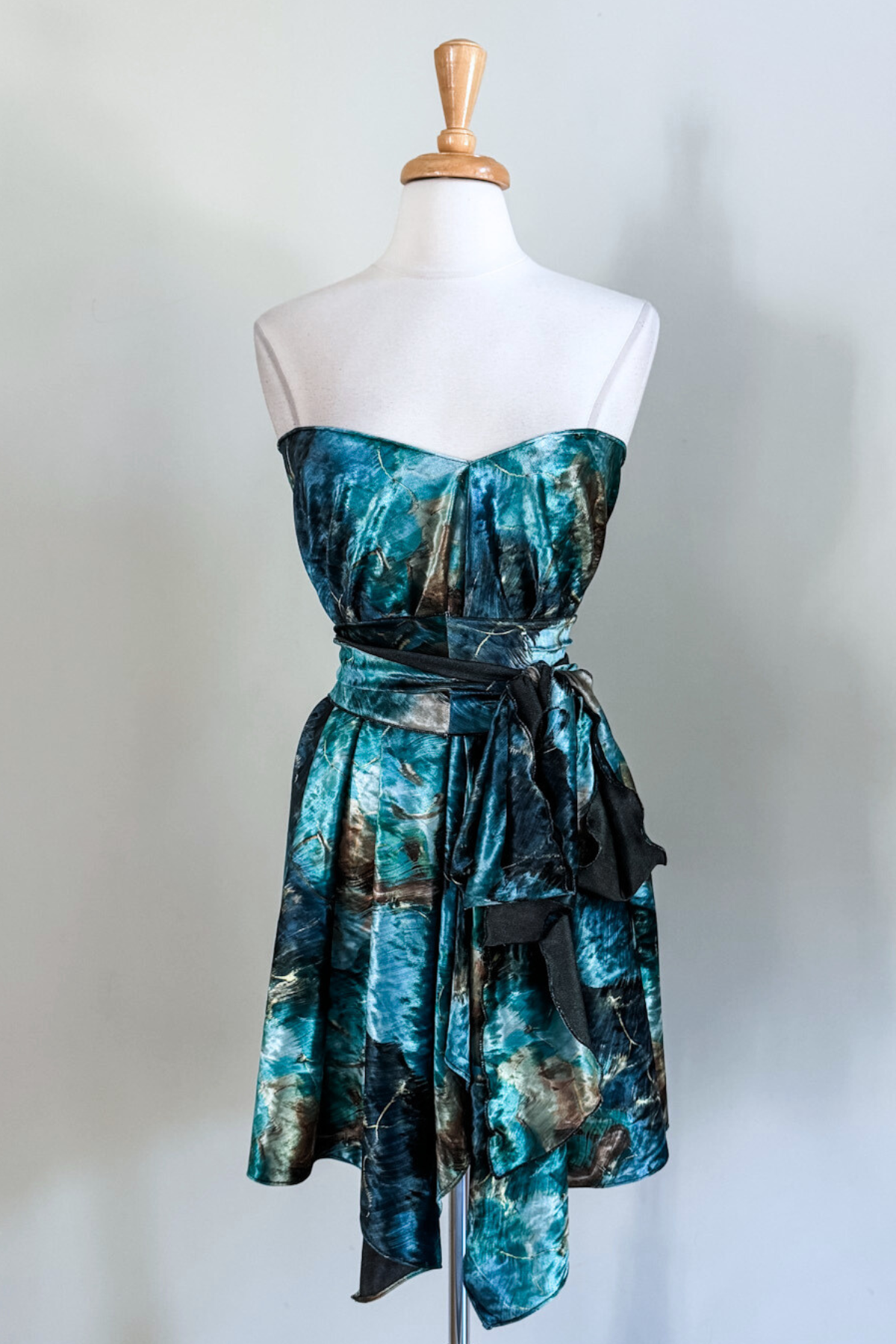 Diane Kroe Turquoise Marble Endless styled as a chic and versatile dress