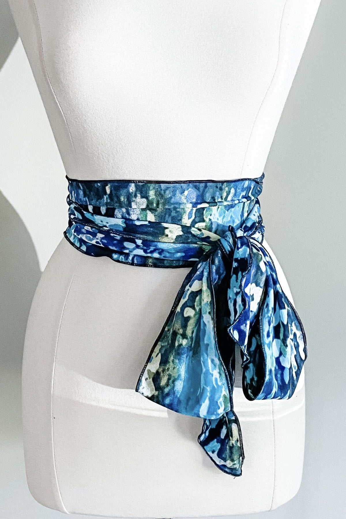 Diane Kroe - Scalloped Versatile Sash in Brazil Knit (Sea Wake)