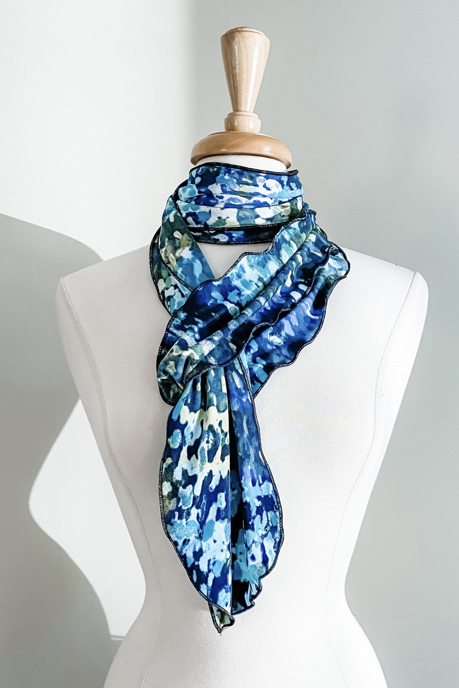 Diane Kroe - Scalloped Versatile Sash in Brazil Knit (Black Brazil)