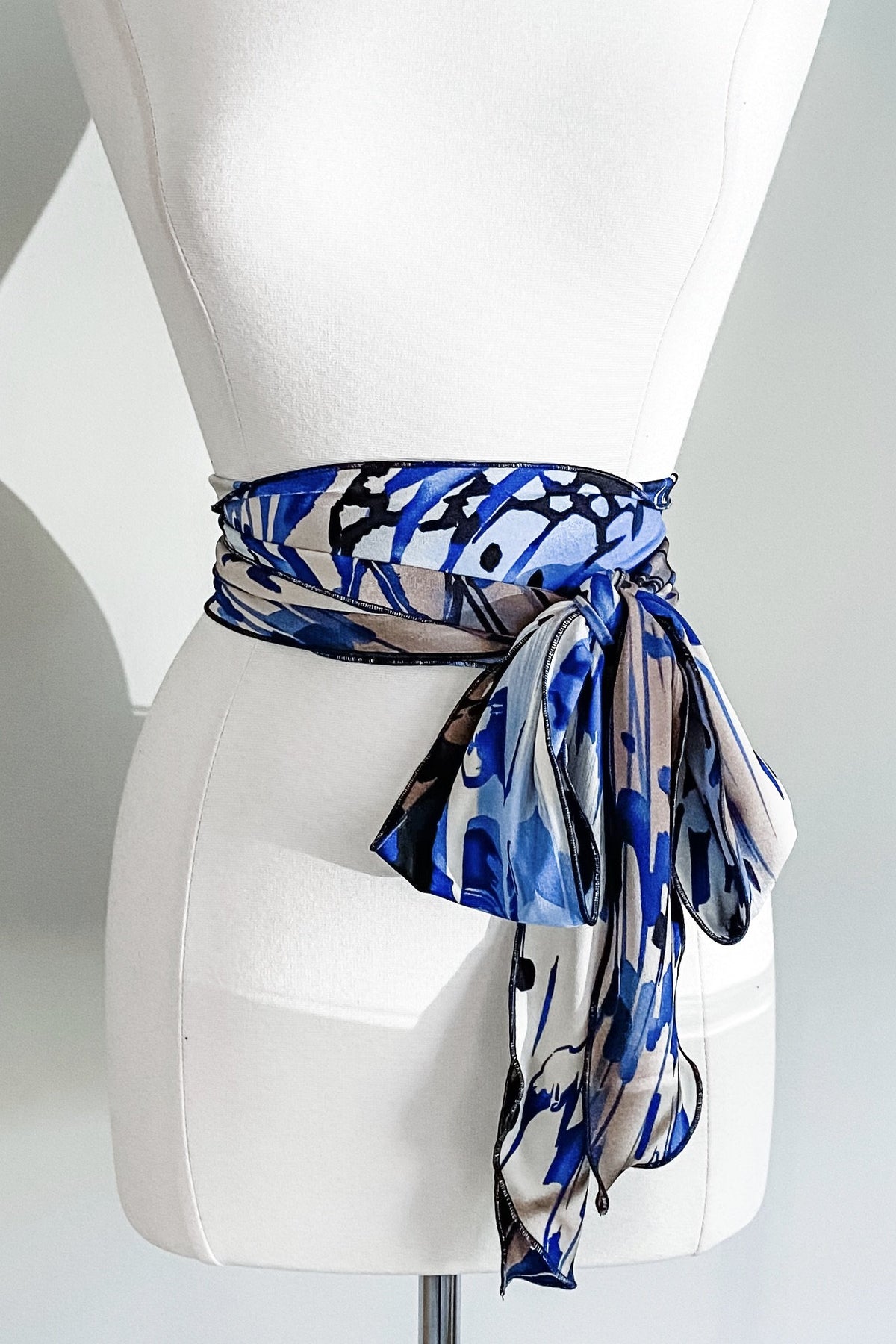 Diane Kroe - Scalloped Versatile Sash in Brazil Knit (Ocean Wake)
