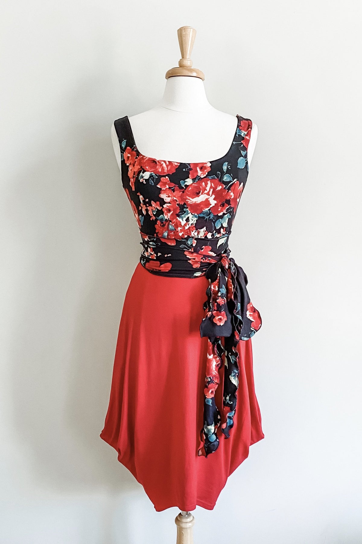 Diane Kroe - Scalloped Versatile Sash in Brushed Prints (Red Black Floral)