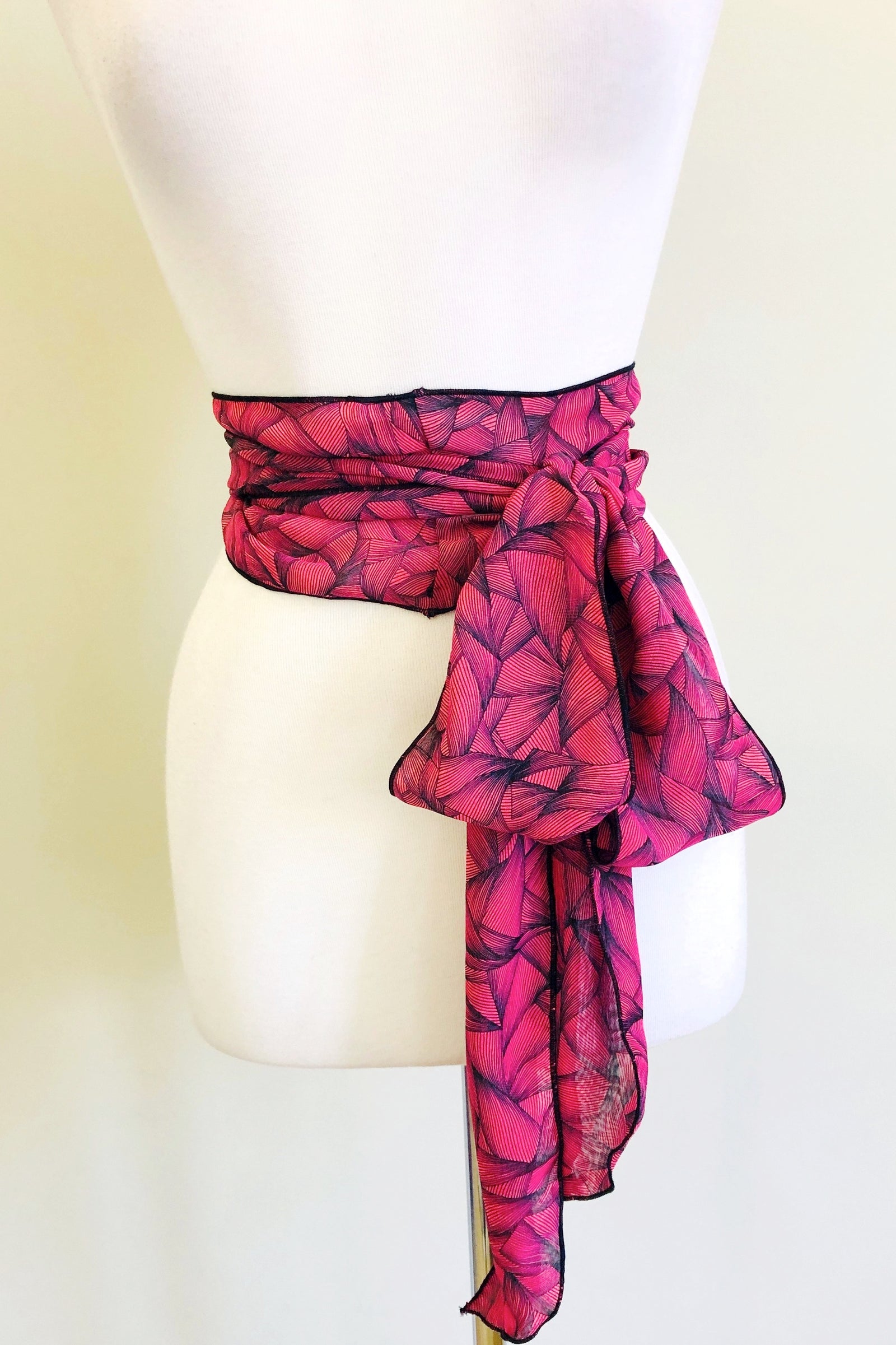Diane Kroe - Scalloped Versatile Sash in Shattered Print (Shattered Red)