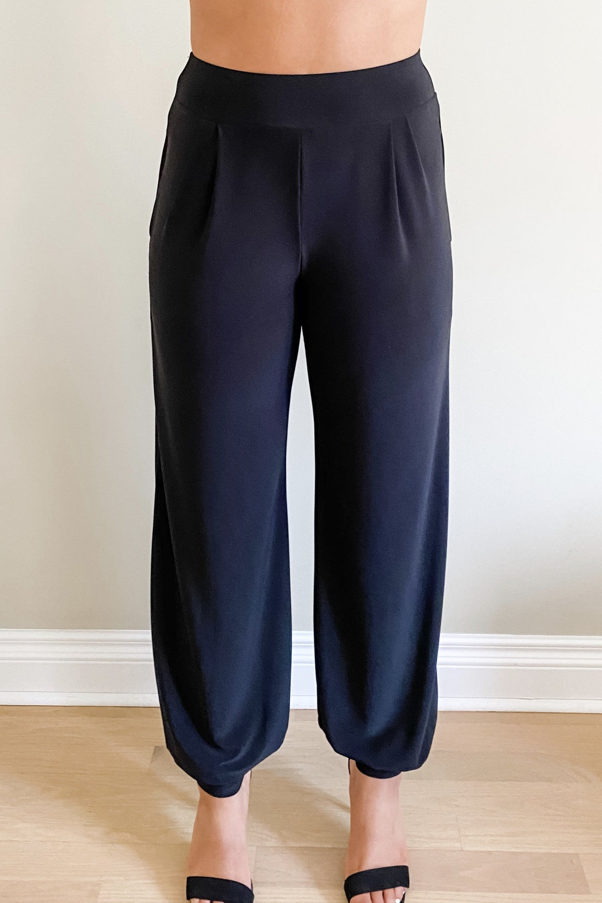 Pocket Pants : Wide-leg to Dressy Joggers front vire worn jappger style