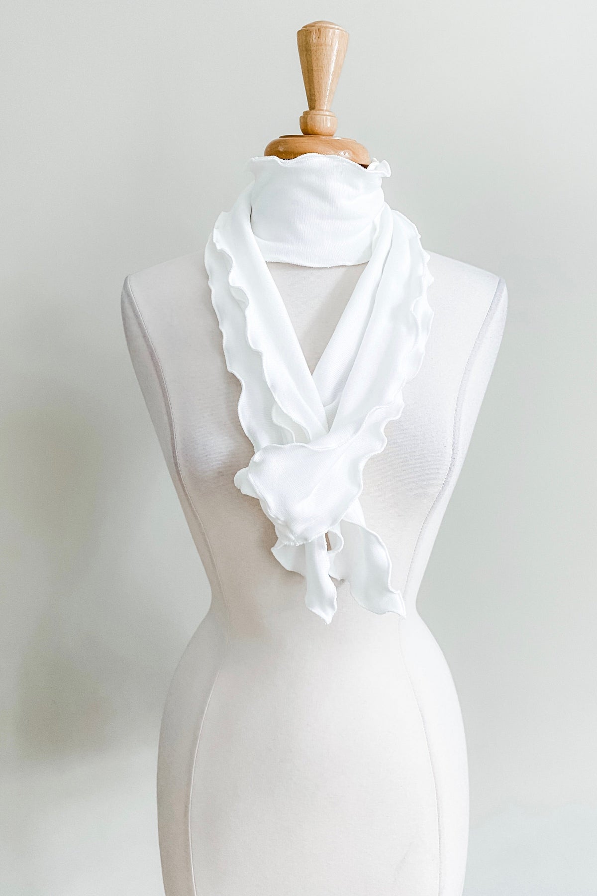 Diane Kroe - Scalloped Sash Belt in Infinity Knit (White)