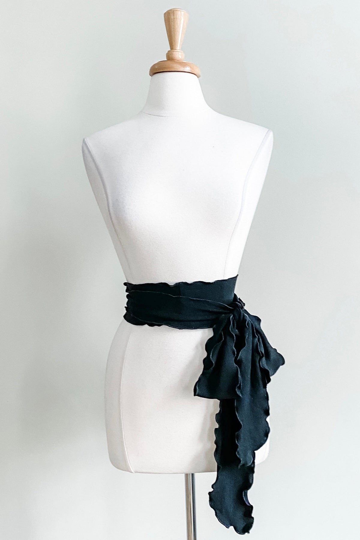 Diane Kroe - Scalloped Sash Belt in Infinity Knit (Black)
